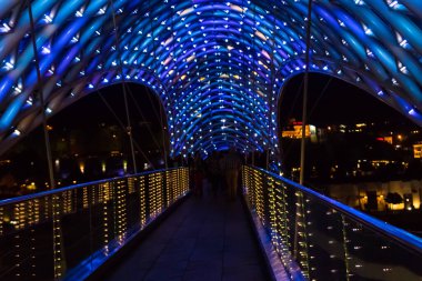 Tiflis, Gürcistan - 1 Mayıs 2018: Tiflis 'te Barış Köprüsü. Gece Kura Nehri üzerindeki yaya köprüsü