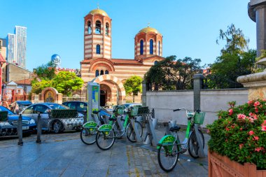 Batumi, Adjara, Georgia - 3 Mayıs 2018 Batumi şehir merkezinde kiralık bisikletler. Kullanıcılar sokak terminallerinden bisiklet kiralayabilir ve onları başka uygun yerlerde geri verebilirler.