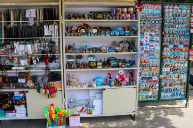 Batumi, Adjara, Georgia - 3 Mayıs 2018: Eski Batumi kasabasının caddesindeki hediyelik eşya dükkanı