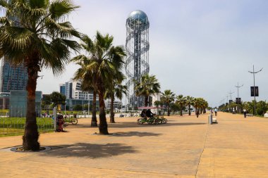 Batumi, Adjara, Gürcistan - 3 Mayıs 2018: Palmiye ağaçları ve modern mimariden oluşan bir set
