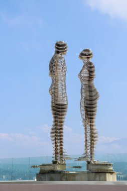 Batumi, Gürcistan - 3 Mayıs 2018: Mavi gökyüzüne karşı Erkek ve Kadın ya da Ali ve Nino başlıklı hareket eden metal heykel
