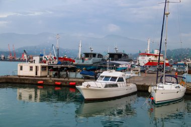 Batumi, Adjara, Georgia - 1 Mayıs 2018: Limanda turistleri bekleyen tekne ve yatlar