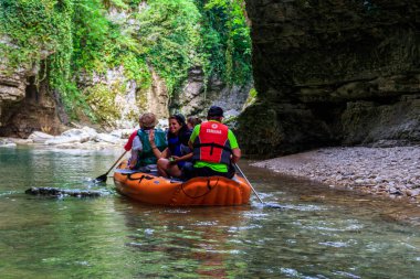Martvili, Gürcistan - 5 Mayıs 2018: Turistler Martvili Kanyonu 'ndaki Abasha nehrinde lastik botlarda rafting yapıyorlar