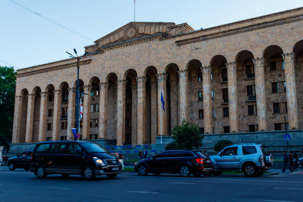 Тбилиси, Грузия - 1 мая 2018 года: Старое здание парламента на проспекте Шота Руставели