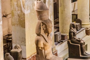 Kahire, Mısır - 8 Aralık 2018: Mısır Antik Müzesi 'ndeki firavunların büyük taş heykelleri, Mısır Müzesi ya da Kahire Müzesi olarak bilinir.