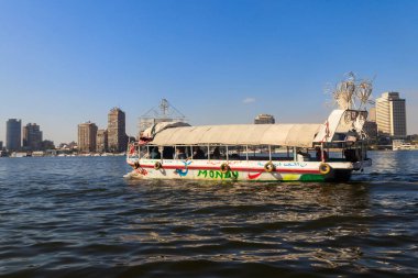 Kahire, Mısır - 8 Aralık 2018: Kahire, Mısır 'da Nil nehrinde yüzen eğlence gemisi