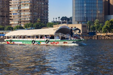 Kahire, Mısır - 8 Aralık 2018: Kahire, Mısır 'da Nil nehrinde yüzen eğlence gemisi