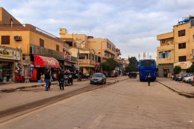 Kahire, Mısır - 8 Aralık 2018: Kahire, Mısır 'da fakir yerleşim bölgesinde trafik