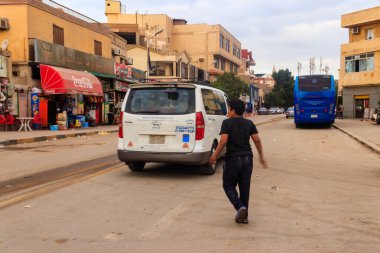 Kahire, Mısır - 8 Aralık 2018: Kahire, Mısır 'da fakir yerleşim bölgesinde trafik