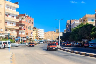 Hurghada, Mısır - 9 Aralık 2018: Hurghada, Mısır 'da bir şehir caddesinde trafik