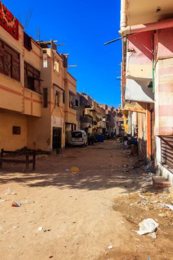 Hurghada, Mısır - 9 Aralık 2018: Dahar Mahallesi 'nde Dar Sokak (Eski Hurghada Kasabası)