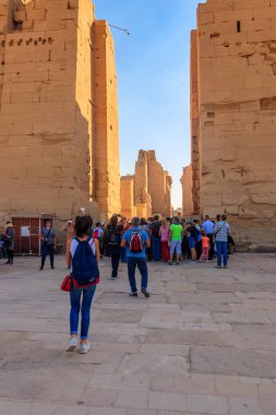Luxor, Mısır - 11 Aralık 2018: Kimliği belirsiz insanlar Lüksör, Mısır 'daki antik Karnak Tapınağı Kompleksini ziyaret ediyorlar
