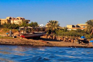 Luxor, Mısır - 11 Aralık 2018: Mısırlı işçiler Nil Nehri kıyısındaki eski bir tekneyi tamir ettiler