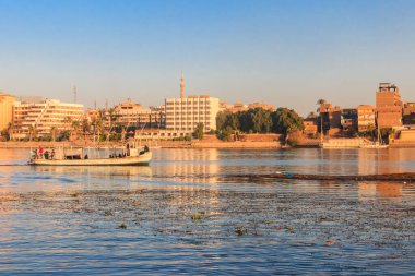 Luxor, Mısır - 11 Aralık 2018: Mısırlıların Luxor, Mısır'da Nil nehri üzerinde yelken yaptığı tekne