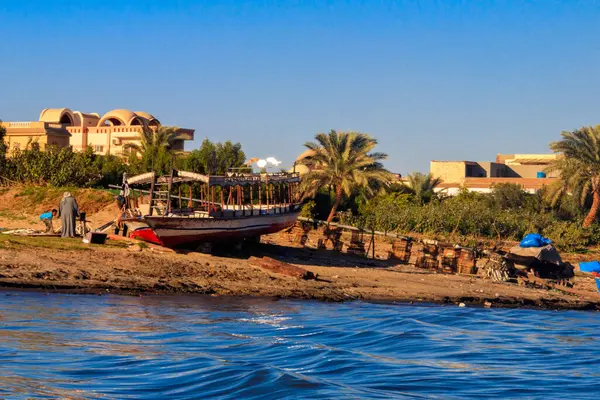Luxor, Mısır - 11 Aralık 2018: Mısırlı işçiler Nil Nehri kıyısındaki eski bir tekneyi tamir ettiler