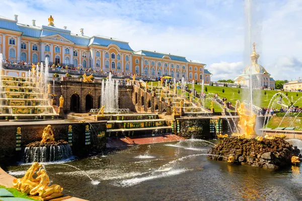 Saint Pétersbourg Russie Juin 2019 Fontaine Grande Cascade Fontaine Samson Photo De Stock