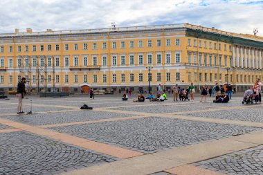 St. Petersburg, Rusya - 26 Haziran 2019: İnsanlar Rusya 'nın Saint Petersburg kentindeki Palace Square' de yerel sokak müzisyenlerinin müziğini dinliyor