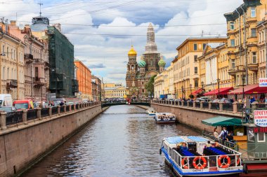 St. Petersburg, Rusya - 26 Haziran 2019: Griboedov kanalı ve St. Petersburg, Rusya 'nın merkezinde dökülen kanla ilgili kilise manzarası