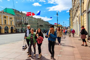 St. Petersburg, Rusya - 26 Haziran 2019: Saint Petersburg, Rusya 'nın merkezinde Nevsky Caddesi boyunca yürüyen bilinmeyen insanlar