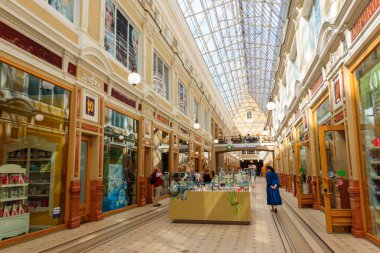 St. Petersburg, Rusya - 26 Haziran 2019: Passage alışveriş galerisinin içi. Passage, Rusya 'nın Saint Petersburg şehrinde Nevsky Prospekt' te seçkin bir mağazadır.