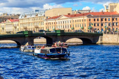 St. Petersburg, Rusya - 26 Haziran 2019: Turistlerle dolu tekneler Saint Petersburg, Rusya 'da Fontanka nehrinde yelken açıyor