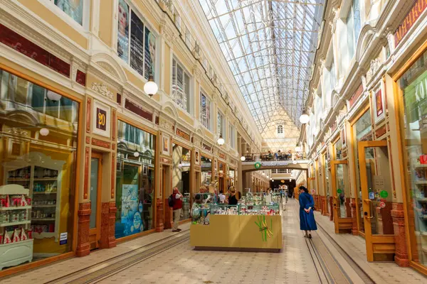 St. Petersburg, Rusya - 26 Haziran 2019: Passage alışveriş galerisinin içi. Passage, Rusya 'nın Saint Petersburg şehrinde Nevsky Prospekt' te seçkin bir mağazadır.