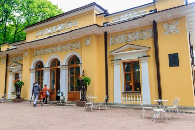 St. Petersburg, Rusya - 26 Haziran 2019: Saint Petersburg, Rusya 'daki eski şehir parkındaki kafe pavyonu