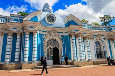 Puşkin, Rusya - 28 Haziran 2019: Puşkin, Rusya 'daki Tsarskoe Selo' daki Catherine parkında Grotto pavyonu