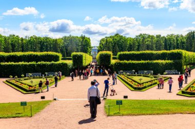 Puşkin, Rusya - 28 Haziran 2019: Tsarskoye Selo, Puşkin, Rusya 'daki Catherine Park' ta yürüyen turistler