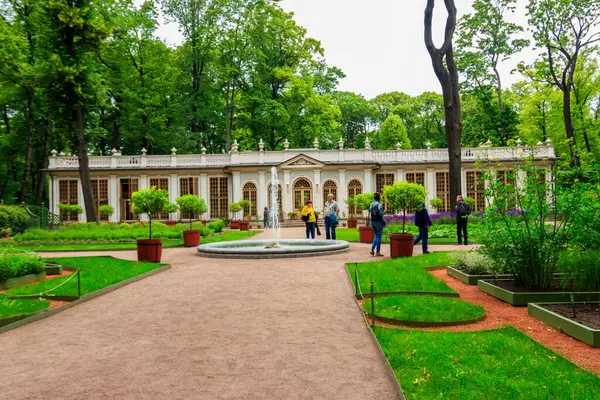 St. Petersburg, Rusya - 26 Haziran 2019: St. Petersburg, Rusya 'daki eski şehir parkındaki küçük sera