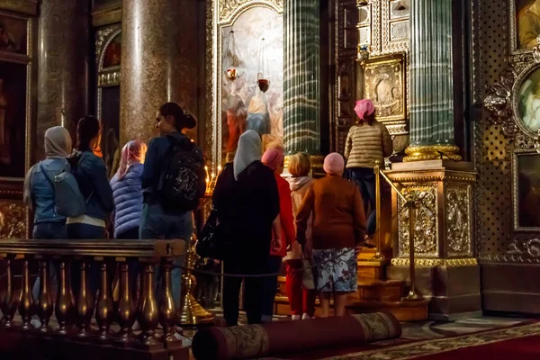 St. Petersburg, Rusya - 27 Haziran 2019: Ortodoks ibadet edenler Kazan Meryem Ana 'nın Aziz Petersburg, Rusya' daki katedralindeki ikonuna ibadet etmek için sırada bekliyorlar