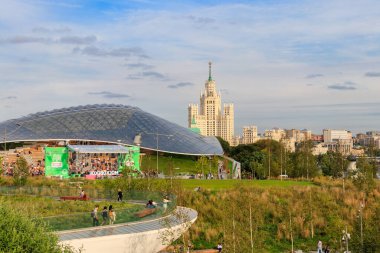 Moskova, Rusya - 15 Ağustos 2019: Moskova, Rusya 'daki Zaryadye parkında büyük bir amfi tiyatro. Stalin 'in arka plandaki Kotelnicheskaya seti üzerindeki gökdeleni