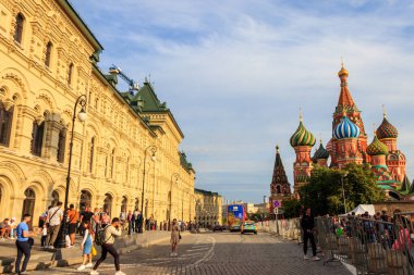 Moskova, Rusya - 15 Ağustos 2019: St. Basil 'in Katedrali ve GUM (Dışişleri Bakanlığı Mağazası) daha önce Moskova, Rusya' da Kızıl Meydan 'daki Yukarı Ticaret Sıraları olarak biliniyordu.