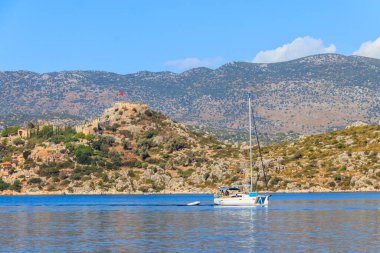 Antalya, Türkiye - 20 Ekim 2020: Antalya ilinin Simena ilçesi yakınlarındaki Akdeniz 'de yat gezisi