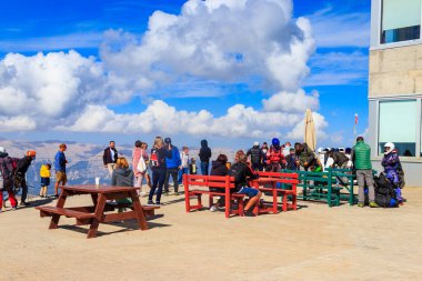 Antalya, Türkiye - 23 Ekim 2020: Türkiye 'nin Antalya ilinin Kemer ilçesi yakınlarındaki Tahtali dağının tepesindeki kafede dinlenen insanlar