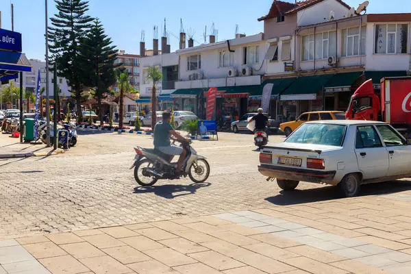 Demre, Türkiye - 20 Ekim 2020: Demre, Türkiye 'de bir şehir caddesinde trafik
