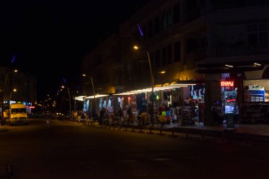 Kemer, Türkiye - 23 Ekim 2020: Antalya 'nın Kemer ilçesinde kent sokağı