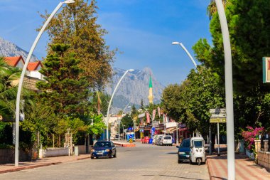 Kemer, Türkiye - 24 Ekim 2020: Antalya 'nın Kemer ilçesinde kent caddesi