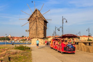 Nessebar, Bulgaristan - 30 Haziran 2021: Tren şeklinde turist taşımacılığı, turistleri Sunny Beach ile Bulgaristan 'ın eski Nessebar kenti arasında taşıyor