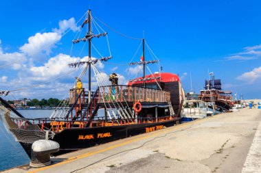 Pomorie, Bulgaristan - 2 Temmuz 2021: Bulgaristan 'ın Pomorie limanında stilize korsan gemisi 