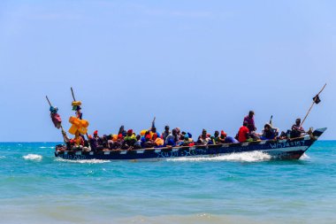 Stone Town, Zanzibar, Tanzanya - 20 Eylül 2021: Taş Şehir, Tanzanya 'daki Zanzibar' da kıyı boyunca seyahat eden birçok Afrikalı insan