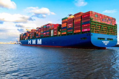 Hamburg, Almanya - 3 Nisan 2022: Hamburg, Almanya 'da Elbe nehrinde yelken açan büyük kargo gemisi