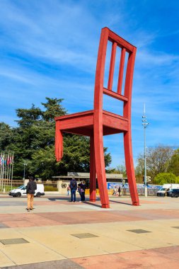 Cenevre, İsviçre - 11 Nisan 2022: İsviçre 'nin Cenevre kentindeki Birleşmiş Milletler Sarayı' nın önündeki Kırık Sandalye Anıtı. Kara mayınlarının tüm kurbanlarına adanmıştır. Sanatçı Daniel Berset ve Louis Geneve