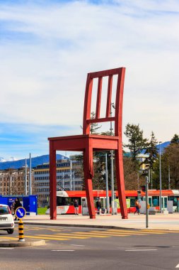 Cenevre, İsviçre - 11 Nisan 2022: İsviçre 'nin Cenevre kentindeki Birleşmiş Milletler Sarayı' nın önündeki Kırık Sandalye Anıtı. Kara mayınlarının tüm kurbanlarına adanmıştır. Sanatçı Daniel Berset ve Louis Geneve