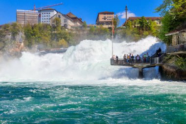 Neuhausen am Rheinfall, İsviçre - 19 Nisan 2022: İnsanlar Rhine Falls 'a gözlem noktasından bakıyorlar, İsviçre