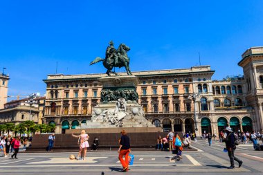 Milan, İtalya - 10 Mayıs 2022: İtalya 'nın ilk kralı Vittorio Emanuele' nin Milano 'daki Piazza del Duomo (Katedral Meydanı) anıtı