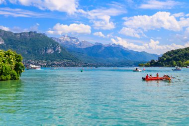 Annecy, Fransa - 16 Mayıs 2022: Annecy Gölü 'nde kayak yapan turistler Fransa' nın Annecy kentinde güzel dağlarla çevrili