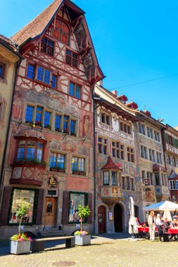 Stein am Rhein, İsviçre - 25 Mayıs 2022: İsviçre 'nin eski Stein am Rhein kasabasında güzel renkli evler