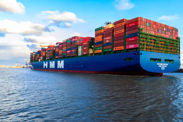 Hamburg, Almanya - 3 Nisan 2022: Hamburg, Almanya 'da Elbe nehrinde yelken açan büyük kargo gemisi