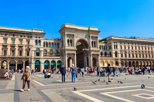 Milan, İtalya - 10 Mayıs 2022: Milano, Lombardiya, İtalya 'daki Piazza del Duomo' daki Vittorio Emanuele Galerisi (Katedral Meydanı)